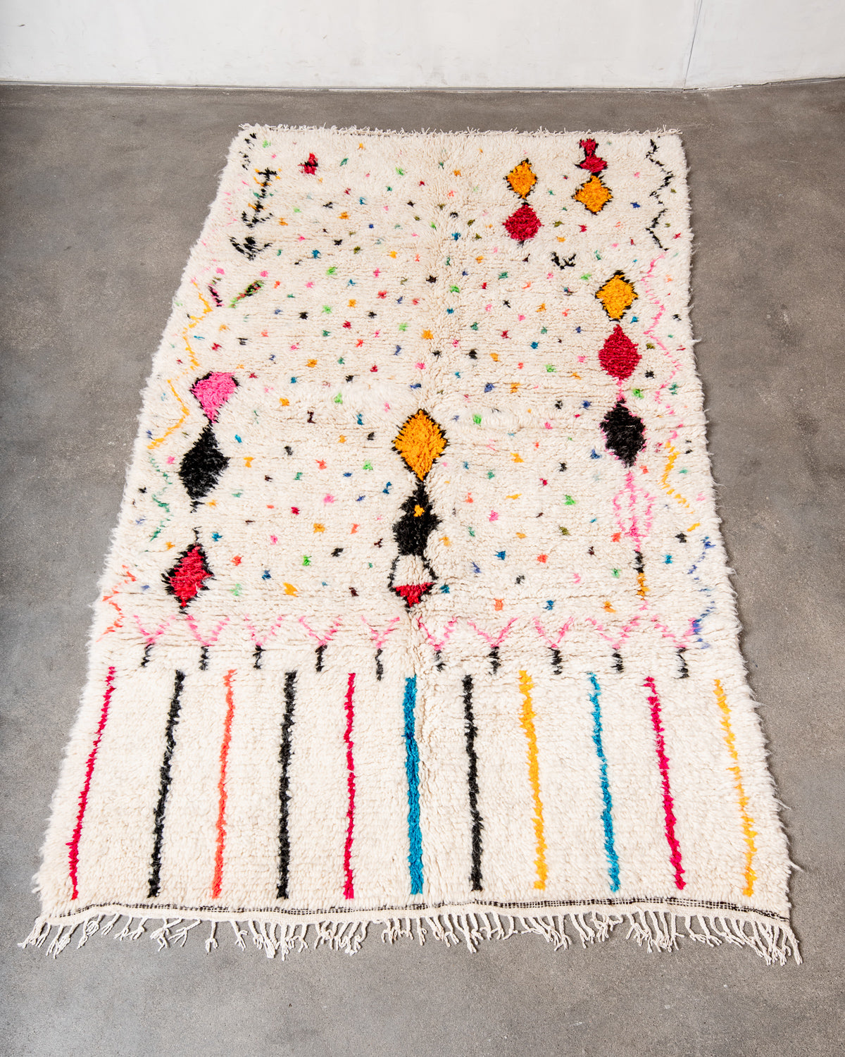 Modern designer handcrafted Berber rug from Morocco. Azilal rug with beautiful colors and patterns. Made of sheep’s wool and colourful cotton.